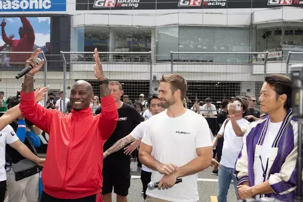 「世界最大級のカーフェス「FUEL FEST2023」でハリウッド俳優と日本のアイドルが邂逅」の画像