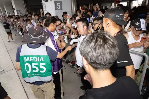 「世界最大級のカーフェス「FUEL FEST2023」でハリウッド俳優と日本のアイドルが邂逅」の画像