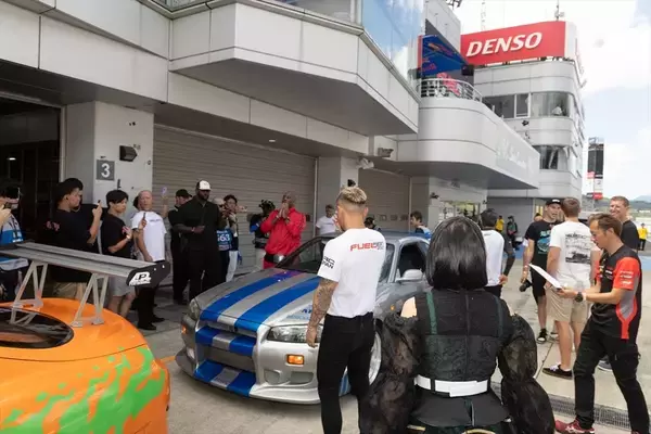 「世界最大級のカーフェス「FUEL FEST2023」でハリウッド俳優と日本のアイドルが邂逅」の画像