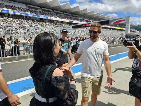 「世界最大級のカーフェス「FUEL FEST2023」でハリウッド俳優と日本のアイドルが邂逅」の画像