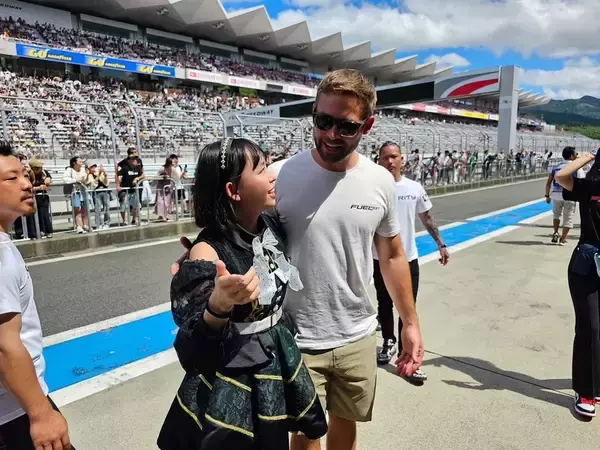 「世界最大級のカーフェス「FUEL FEST2023」でハリウッド俳優と日本のアイドルが邂逅」の画像