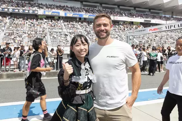 「世界最大級のカーフェス「FUEL FEST2023」でハリウッド俳優と日本のアイドルが邂逅」の画像