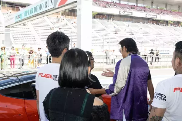 「世界最大級のカーフェス「FUEL FEST2023」でハリウッド俳優と日本のアイドルが邂逅」の画像