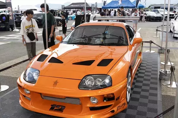 「世界最大級のカーフェス「FUEL FEST2023」でハリウッド俳優と日本のアイドルが邂逅」の画像