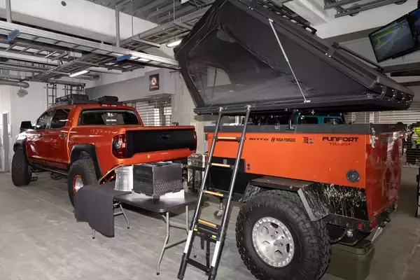 「世界最大級のカーフェス「FUEL FEST2023」でハリウッド俳優と日本のアイドルが邂逅」の画像