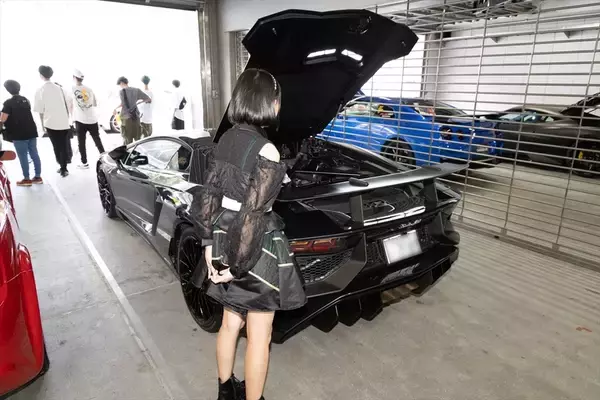 「世界最大級のカーフェス「FUEL FEST2023」でハリウッド俳優と日本のアイドルが邂逅」の画像