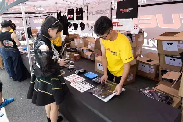 「世界最大級のカーフェス「FUEL FEST2023」でハリウッド俳優と日本のアイドルが邂逅」の画像