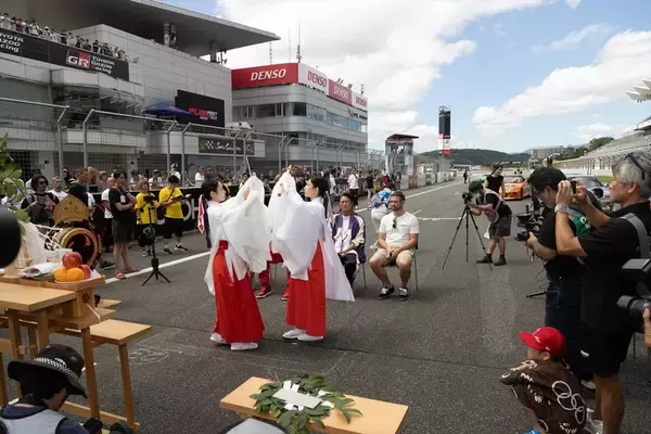 「世界最大級のカーフェス「FUEL FEST2023」でハリウッド俳優と日本のアイドルが邂逅」の画像