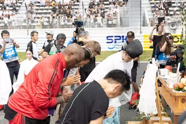 「世界最大級のカーフェス「FUEL FEST2023」でハリウッド俳優と日本のアイドルが邂逅」の画像