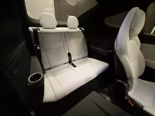 「テスラ「モデルY L」はファミリー向けEVの大本命！ 圧倒的走りと3列目のリアル」の画像