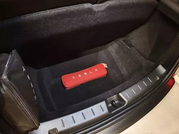 「テスラ「モデルY L」はファミリー向けEVの大本命！ 圧倒的走りと3列目のリアル」の画像