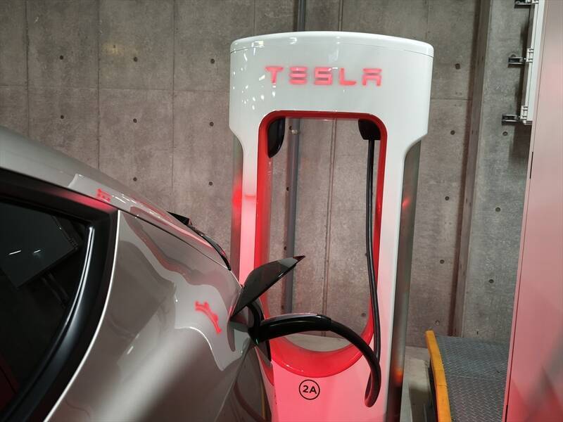 テスラ「モデルY L」はファミリー向けEVの大本命！ 圧倒的走りと3列目のリアル