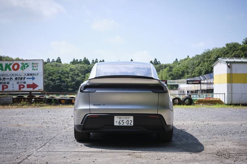 テスラ「モデルY L」はファミリー向けEVの大本命！ 圧倒的走りと3列目のリアル