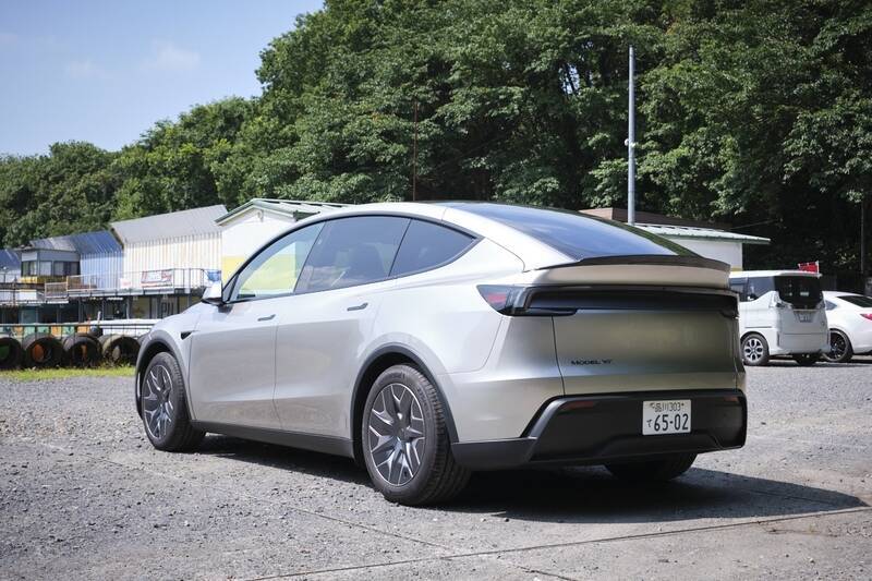 テスラ「モデルY L」はファミリー向けEVの大本命！ 圧倒的走りと3列目のリアル