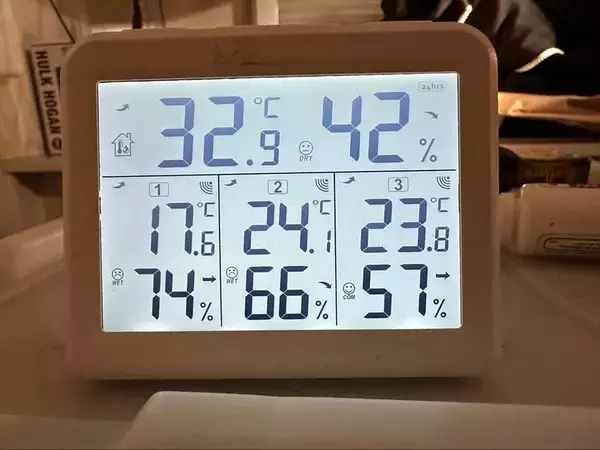 「寒い季節のキャンピングカーにはエンジンかけずに使えるFFヒーターが最強！」の画像