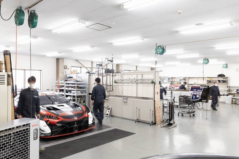 HondaのRQがNSXに乗って中嶋 悟率いるNAKAJIMA RACINGに挨拶にいった