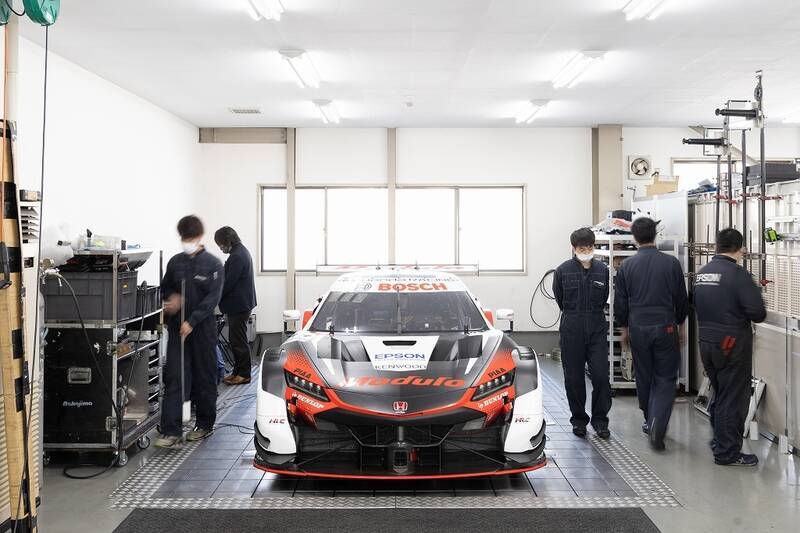 HondaのRQがNSXに乗って中嶋 悟率いるNAKAJIMA RACINGに挨拶にいった