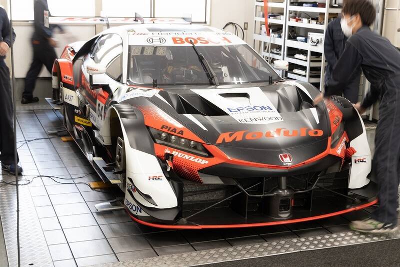 HondaのRQがNSXに乗って中嶋 悟率いるNAKAJIMA RACINGに挨拶にいった