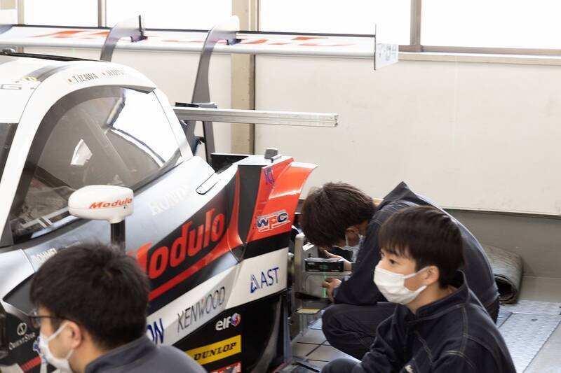 HondaのRQがNSXに乗って中嶋 悟率いるNAKAJIMA RACINGに挨拶にいった