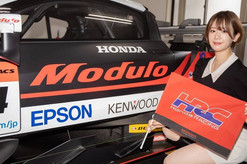 HondaのRQがNSXに乗って中嶋 悟率いるNAKAJIMA RACINGに挨拶にいった