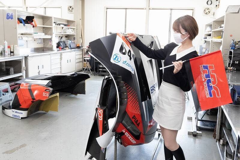 HondaのRQがNSXに乗って中嶋 悟率いるNAKAJIMA RACINGに挨拶にいった