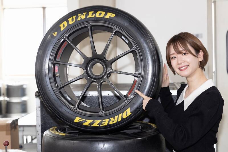 HondaのRQがNSXに乗って中嶋 悟率いるNAKAJIMA RACINGに挨拶にいった