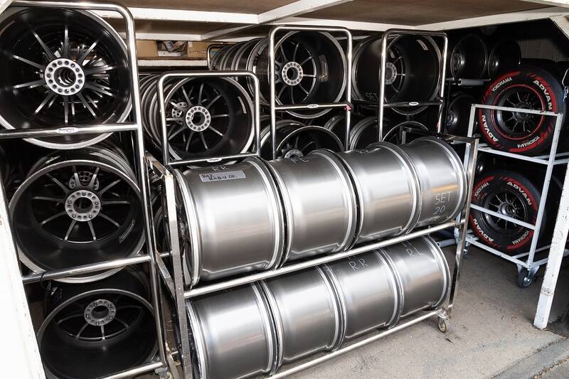 HondaのRQがNSXに乗って中嶋 悟率いるNAKAJIMA RACINGに挨拶にいった