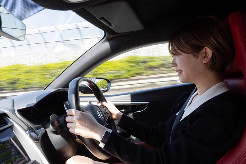 HondaのRQがNSXに乗って中嶋 悟率いるNAKAJIMA RACINGに挨拶にいった