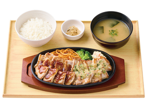 やよい軒、肉2倍の贅沢「ポークステーキ」！ Wソースでガッツリ、ごはんおかわり自由