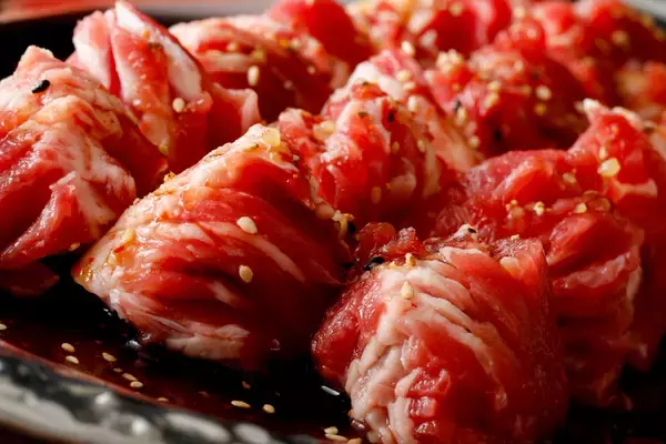 「「厚切り肉」食べ放題！“上カルビ”や“ハラミ”を厚切りで！さらに、寿司もタベホ」の画像