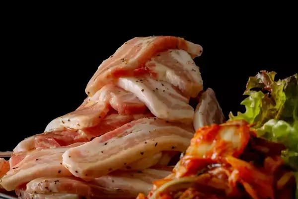 「「厚切り肉」食べ放題！“上カルビ”や“ハラミ”を厚切りで！さらに、寿司もタベホ」の画像