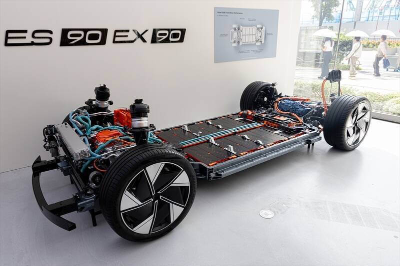 EVの不安を完全払拭するボルボの最適解。新型「ES90/EX90」は至高の北欧ラウンジだ