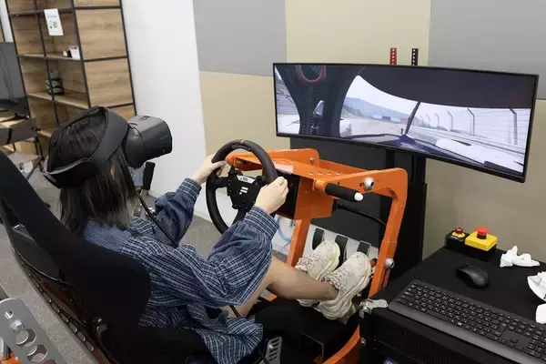 「eスポーツプレイヤーがリアルレースで活躍するためのプロジェクトをアイドルが体験！」の画像