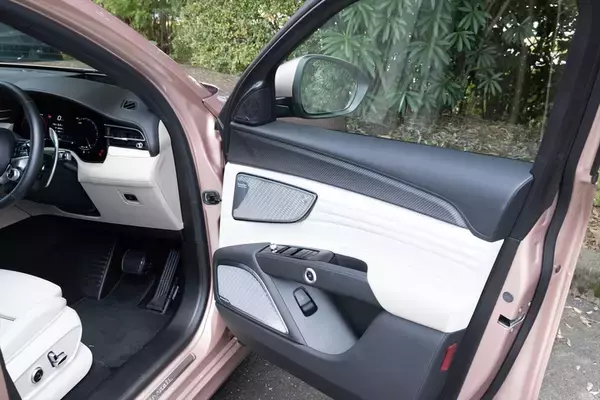 「今しか選べない“熱き”ガソリンSUV！マセラティ「グレカーレ」の真髄を体感する」の画像