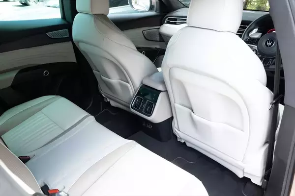 「今しか選べない“熱き”ガソリンSUV！マセラティ「グレカーレ」の真髄を体感する」の画像