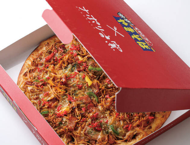 ヤバイ！「ペヤング」のピザがナポリの窯で爆誕したぞ