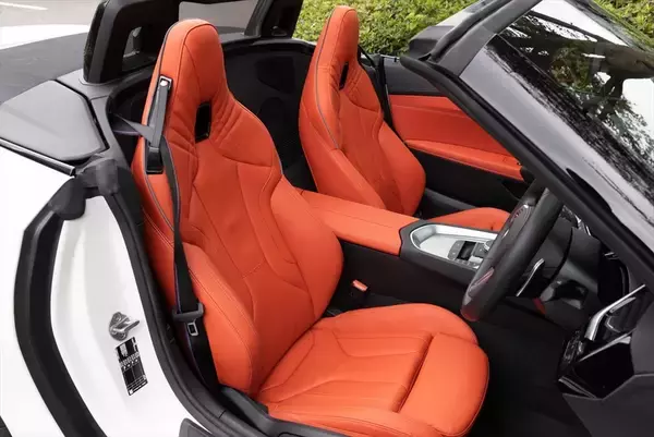 「BMWのシルキーシックスを堪能！ オープンカー「Z4 M40i」を現役モデルがドライブ」の画像
