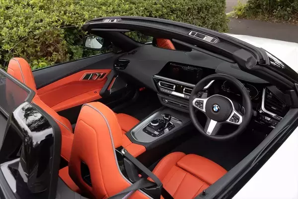 「BMWのシルキーシックスを堪能！ オープンカー「Z4 M40i」を現役モデルがドライブ」の画像