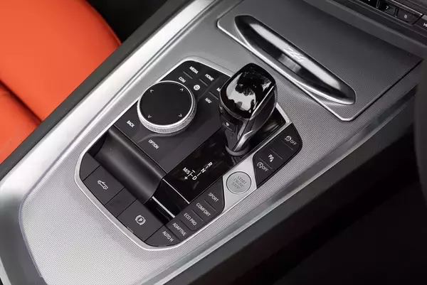 「BMWのシルキーシックスを堪能！ オープンカー「Z4 M40i」を現役モデルがドライブ」の画像