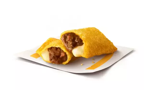 「マクドナルド「ビーフシチューパイ」が進化した！ とろ～りチーズ入りってわかってる!!」の画像