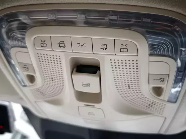 「快眠必至！ ニアジョイも驚いたメルセデスVクラスが最高峰の「極上おもてなし空間」と言える3つの理由」の画像
