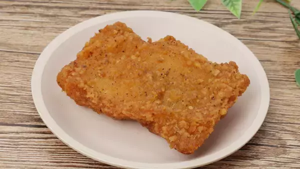 「ローソンストアで187円のお値頃チキン！レギュラーとレッドの2種」の画像