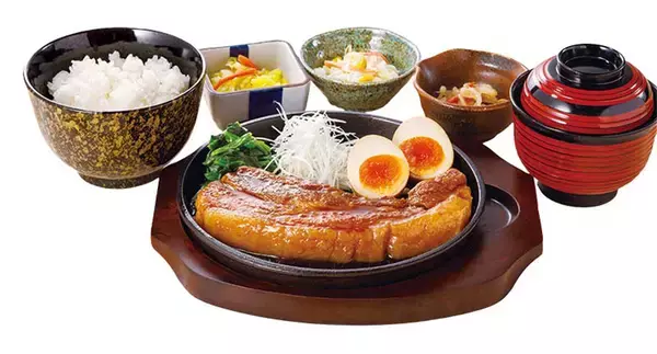 「分厚い角煮がドーン！ 店舗限定「厚切り角煮定食」が販売拡大、丼も登場」の画像
