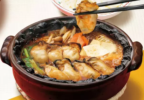 「牡蠣の「たっぷり土手鍋うどん」がおいしそう！ 海のミルクを堪能できちゃう」の画像