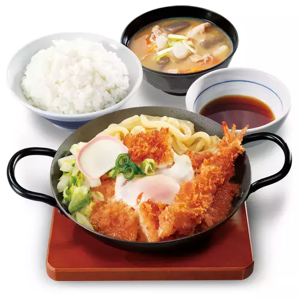 「やば！かつや「鍋焼き風カツ丼」“うどん”入りで登場　カツ×エビまで、ボリューム把握不能」の画像
