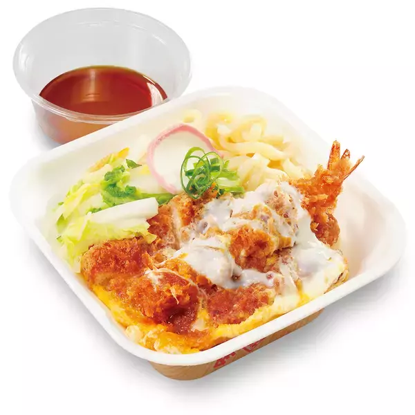 「やば！かつや「鍋焼き風カツ丼」“うどん”入りで登場　カツ×エビまで、ボリューム把握不能」の画像
