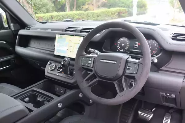「エコもなんのその！ V8エンジンで525馬力のSUV「ディフェンダー」は趣味車として最高の選択肢」の画像