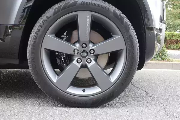 「エコもなんのその！ V8エンジンで525馬力のSUV「ディフェンダー」は趣味車として最高の選択肢」の画像