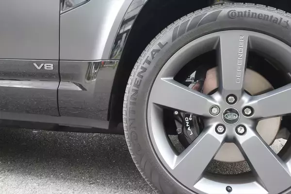 「エコもなんのその！ V8エンジンで525馬力のSUV「ディフェンダー」は趣味車として最高の選択肢」の画像