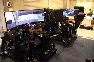 トップRQの阿比留あんなが超本格レーシングシムに挑戦！ 冨林選手のアドバイスで鈴鹿サーキットを攻略!?